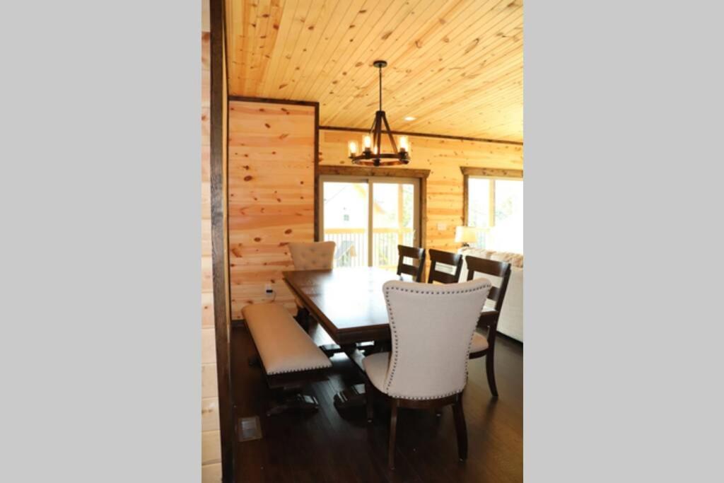 Chalet Village- Amazing Mountain Views - Piney Butt Place جاتلينبرج المظهر الخارجي الصورة