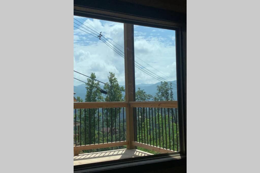 Chalet Village- Amazing Mountain Views - Piney Butt Place جاتلينبرج المظهر الخارجي الصورة